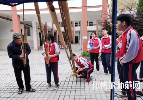 學費對于家長們來說，會在了解學校之前自己確定好學費的范圍，這樣就以這個目標來衡量學校，但是有的家長其實是更關心學校的安全這些，很擔心學生在學校沒有安全保障，所以小編就準備了臺江幼兒師范中等職業學校收費情況，供與參考。 臺江幼兒師范中等職業學校收費標準 住宿費500元/學年、書本費400元/學年,合計繳費900元。 建檔立卡戶享受“三免兩補”(免學費、免(補)住宿費、免(補)書費，國家助學金、專項助學金) 臺江幼兒師范中等職業學校開展7月主題黨日系列活動 1921.7 ~ 2019.7 篳路藍縷，砥礪前行 初心不忘，邁向復興 98年，對于一個人，也許很漫長; 對于一個國家，彈指一揮間; 對于一個政黨，恰是風華正茂! 今年，黨的98歲生日， 我們熱烈慶祝中國共產黨98周年快樂! 6月10日晚,我校第一屆校園“十佳歌手”比賽暨歌唱祖國獻禮70周年決賽在演播廳拉開序幕。 來自學校不同專業的19位同學引吭高歌，歌唱祖國。比賽期間高潮迭起，精彩紛呈。選手們在舞臺上活力四射，盡顯職校學生魅力。 近一個半小時的角逐，“十佳歌手”終于誕生。張帆校長、金海清副校長親自為獲獎學生頒發榮譽證書。頒獎結束后，全體同學用一曲《我和我的祖國》獻禮祖國70周年，唱出對黨和祖國的熱愛。 6月24日，我校黨支部書記、校長張帆，黨支部副書記趙明珠走訪慰問貧困學生姜發才，張帆校長仔細詢問姜發才在杭州的學習和生活情況，希望姜發才在杭州繼續努力學習，認真做好即將開展的頂崗實習工作，學好技能走出大山，通過自己的努力改變自己和家庭的命運，最后，張帆校長代表臺江職校黨支部及全體師生將6000元愛心捐款交到了姜發才伯母手中。 6月28日，我校黨支部書記、校長張帆，黨支部副書記趙明珠走慰問貧困學生姜非明、姜非林(兩人為雙胞胎，孤兒)。張帆校長親自為兩位同學送去新衣服，并詳細了解學生的家庭情況，與其監護人進行溝通和交流，將一千多元資助金交到學生監護人手中，以增強其克服困難的信心。 6月28日，臺江職校黨支部圍繞脫貧攻堅工作，開展走訪慰問，送溫暖、送服務活動，幫助特困黨員、老黨員等解決工作中的實際困難和生活問題，走訪慰問幫扶村、看望我校脫貧攻堅駐村干部，為南省村村委送去兩箱辦公室打印用紙，為南省村貧困黨員、臺江職校困難黨員、老黨員送去食用油、大米等慰問品。 張帆校長致辭，回顧黨支部工作并對奮斗在各工作崗位上的黨員表示感謝，同時向全體黨員提出要求， 他表示，全體黨員要把加強黨的思想理論建設放在第一位，要加強黨性修養，不斷提高自身素質，要加強作風建設，提高教育教學質量。 “我志愿加入中國共產黨，擁護黨的綱領，遵守黨的章程……隨時準備為黨和人民犧牲一切，永不叛黨!”7月1日，臺江職校全體黨員干部在退休黨員歐德耀同志帶領下，面對莊嚴的黨旗，整齊列隊，重溫入黨誓詞。 黨支部副書記趙明珠組織全體黨員學習習近平總書記在學校思想政治理論課教師座談會上的重要講話精神。 熊金江副校長宣讀《臺江職校關于“七一”表彰優秀黨員、黨齡“逢十”黨員的決定》。 張帆校長為優秀黨員、黨齡“逢十”黨員頒發榮譽證書 系列活動在雄壯的《國際歌》中落下帷幕，歌聲鏗鏘有力，革命精神代代傳遞，美好的生活共同憧憬。 九十八年，崢嶸歲月， 九十八年，輝煌歷程。 今天的我們揮舞著前輩們的偉大旗幟 ,追隨著那從未熄滅的明燈,沖鋒陷陣,高揚風帆,向著那彼岸,向著那未來更加執著而勇敢地前進, 前進 ,前進! 不是所有的中專學校都會根據分數來錄取的，有的學校錄取是根據專業的招生要求面試錄取學生。其實現在學生想要升學有很多的通道，只是在家長和學生的觀念里，只有通過了高考或者中考是最好的，但是現在利用專業課程同樣也是能升學的。 家長在了解學校的學費時也是要注意學校的學費中間是穿插了各種的助學政策、減免政策、免學費政策還有學校的獎學金政策，家長們把這些了解清楚了就可以幫助自己前進一部分的學費。