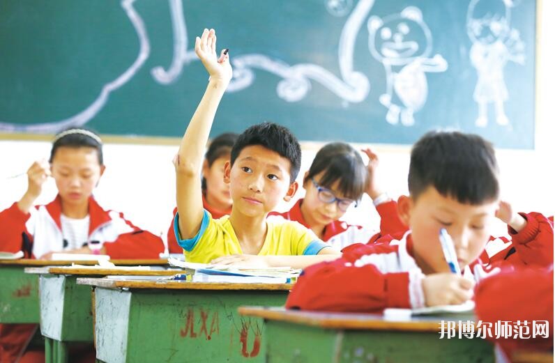 其實這個問題要看你怎么去想。對于文化成績優秀的學生來說，上幼師學?？隙ň筒恢档昧?而文化成績不是很理想的學生來說，上幼師學校就是一個不錯的機會。所以學生怎么選擇學校，就要看學生自己的情況了，畢竟每一個人的情況都是不一樣的。幼師學校主要是以專業知識以及技能為主的學校，為學生提供學習的平臺。  六盤水民族職業技術幼兒師范學校 六盤水市民族職業技術學校(簡稱“六盤水民族職業技術幼兒師范學校”)的前身始建于1986年，并于1990年與六盤水市民族學校合并。93年更名為六盤水市民族職業技術學校。20多年的辦學實踐中，取得了不少成就，得到社會的認可。  但普通教育與職業教育合并辦學的許多弊端在日積月累中不斷的突現。2009年市委、市政府及市教育局等相關單位經過反復調研，多方論證，決定在原商財校校址(八一路50號，軍分區往上150米)新籌建六盤水民族職業技術學校，使之成為一所獨立的國家級重點職業學校，并于2009年秋季招生辦學。  辦學規模  學校占地面積45356平方米，校園建筑面積17260平方米，現有兩幢教學樓，共34個教室。一幢大連市政府援建的圖書樓、一幢辦公樓、一幢學生宿舍、兩個學生食堂、一個340米跑道足球場、1個珍珠球場、兩個蹴球場和4個籃球場。  獲得榮譽  1997年被評為貴州省重點職業高中，1999年被評為國家級重點職業高中，2004年7月通過國家級重點職業高中評估專家復評。是貴州省現代教育技術實驗學校;貴州省少數民族傳統體育項目訓練基地。全國計算機等級考試點及培訓點、貴州省國家第64職業技能鑒定所、計算機高新技術考試站、貴州省公務員計算機應用中級培訓點、六盤水市財政局會計從業資格考前培訓點及會計技術教育培訓點，勞動與社會保障局下崗職工再就業培訓點，貴州省公務員電子政務培訓點等。  報名條件  1、身心健康，品德良好。  2、積極向上，積極學習。  3、遵紀守法，品行端正，無不良行為，有上進心。  報名方式  凡符合學校招生條件的學生持戶口簿、身份證、2張一寸彩色照片到學校招生就業辦公室報名。高中畢業生可在學校網站上報名。  注意事項  1、新生報名時帶好戶口簿或者身份證原件(或復印件)，及相關費用到學校招生辦報名，并鑒定就業合同和優惠入學協議。  2、報名時間：從即日起，到各專業名額報滿為止。  3、新生開校報到時請帶好戶口本、本人身份證原件，相關困難證明及交費收據。  初中畢業生想要自己以后將來有個好的工作，就要靠自己的努力，學習一門比較熱門的專業去，認真的學習，將來你才有一個穩定的工作，穩定的收入，以上是小編為同學們推薦的關于幼師學校的基本介紹，希望對同學們有所幫助，欲知更多學校詳情，請關注邦博爾幼師學校招生網。