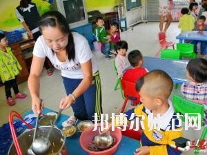 遵義2020年幼師學校有哪些科目?我們知道幼師專業是屬于一個學習內容比較多的專業，因為是小朋友的啟蒙階段，同學們自己在報讀本專業的時候很多的同學都不知道到底是學一些什么?于是都來問道小編，小編就來給大家說一下關于學校科目的事情哦。  幼師學校學習專業課程 1、幼兒教育學  了解現代教育、幼兒教育的新觀念、新思想、新信息，結合我國幼兒教育改革中的新問題、新情況，將理論的闡述和幼兒教育實踐中的問題結合起來，進行具體分析和指導。  2、幼兒心理學  了解幼兒的認知和言語發展的特點和規律、幼兒的情緒、個性與社會性發展的關系及幼兒的活動心里。能依據幼兒特點，利用所學相關知識，初步具備幼兒園基層崗位幼兒教師的工作能力。培養學生具有誠實守信、善于溝通和合作的品質。  3、幼師英語  根據幼師學生的英語水平和專業特點，從聽、說、讀、寫四個方面全方位的培養學生，讓學生掌握基本語法知識、語音知識、日常用語，提高學生的口語交際技能和綜合閱讀、寫作能力。讓學生在學習過程中發展綜合語音運用能力，提高人文素養，增強實踐能力，培養創新精神。  4、幼兒園組織與管理  讓學生了解幼兒園組織與管理的基本原理和內容，掌握幼兒園組織與管理的基本規律，學會用所學專業理論解決實際工作中遇到的管理問題。結合案例分析，培養學生的思辨意識、創新意識，提高學生與時俱進的管理理念，為學生今后從事幼兒園教育工作和管理工作奠定良好的基礎，具有較強的實用性和可操作性。  學前教育前景好不好 學前教育上的現在已經有越來越多的人關注，就業前景上的非常不錯的一個職業了，在現階段學前教育專業就業率上也在一直上升，我國對于學前教育上的重視的提升，也為學前教育專業人才提供了較好的就業機會，使得社會上的對于學前教育人才上的甚至出現了供不應求的現象，學前教育現階段也已經成為一個非常重要的教育階段，擁有高素質的學前教育人才對于整個教育事業上的也能夠起到一個促進和發展的作用。  幼師專業上就業前景也是比較好的，現階段社會上的對于幼師的需求也越來越多了，對于早期教育上的重視度的提升，使得幼師人才成為現階段社會上的所需要的重要人才選擇。  我們可以看到幼師專業學習的是很多的，小編給大家列舉了一些專業課程，其實這個專業是一個需要自己花費很多心力來學習的專業，同學們學習的內容是很廣泛的，不過這個專業只要學好了，將來在就業方面就會很不錯，所以，希望選擇這個專業的同學都能掌握足夠的專業知識哦。