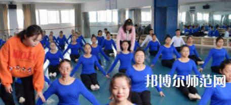 隨著社會(huì)的進(jìn)步，人們的生活得到了全面的改善，開始重視自己子女的教育，對(duì)教育人才的教學(xué)水準(zhǔn)就要求更高，使得很多學(xué)生都想要報(bào)考幼師學(xué)校。如果大家已經(jīng)做出了決定，要上幼師學(xué)校，就一定要盡早去了解學(xué)校信息。你越早了解學(xué)校，你可以選擇的學(xué)校就越多，就越能找到適合你的學(xué)校。幼師工作工作也相對(duì)輕松，不用從事體力勞動(dòng)。現(xiàn)在家長(zhǎng)對(duì)孩子的教育非常看重，幼兒園也越來(lái)越正規(guī)，都需要幼師幼師從業(yè)資格證。  思南中等職業(yè)學(xué)校辦學(xué)條件 學(xué)校老校區(qū)占地面積120.6畝，新校區(qū)200畝，校園拓展空間大。校內(nèi)布局分為：教學(xué)區(qū)、實(shí)驗(yàn)實(shí)訓(xùn)區(qū)、產(chǎn)教結(jié)合區(qū)、生活區(qū)、行政辦公區(qū)、體育運(yùn)動(dòng)區(qū)、美化綠化區(qū)等。各場(chǎng)所均按標(biāo)準(zhǔn)設(shè)計(jì)規(guī)劃，達(dá)到國(guó)家示范校要求的學(xué)校教學(xué)、實(shí)訓(xùn)、師生學(xué)習(xí)、工作、生活等方面需要的效果。  思南中等職業(yè)學(xué)校目標(biāo)明確 學(xué)校培養(yǎng)目標(biāo)明確，人才“出口”暢通，堅(jiān)持德育為先，技能為重，全面發(fā)展與特長(zhǎng)發(fā)展相結(jié)合。圍繞“自強(qiáng)篤行、厚德精技”的校訓(xùn)，堅(jiān)持“四自”(自信、自強(qiáng)、自律、自愛(ài))、“四會(huì)”(學(xué)會(huì)做人，學(xué)會(huì)做事，學(xué)會(huì)求知，學(xué)會(huì)生活)的教育培養(yǎng)目標(biāo)。  實(shí)行考與教分離，重視學(xué)生職業(yè)技能大賽，以賽促學(xué)，以賽促教;重視教師、學(xué)生下企業(yè)參與一線生產(chǎn)實(shí)踐，重視創(chuàng)建“校企聯(lián)動(dòng)”、“工學(xué)結(jié)合”、“教學(xué)做一體”的人才培養(yǎng)模式，畢業(yè)生就業(yè)并能與企業(yè)接軌，與農(nóng)戶融合，人才培養(yǎng)質(zhì)量顯著提高。  銅仁碧江中等職業(yè)學(xué)校簡(jiǎn)介 銅仁市碧江區(qū)中等職業(yè)學(xué)校創(chuàng)辦于1989年，是一所隸屬于碧江區(qū)人民政府的貴州省示范性中等職業(yè)學(xué)校。學(xué)校規(guī)劃占地面積420畝，規(guī)劃建筑面積13萬(wàn)余平方米，總投資約5.8億元。教學(xué)區(qū)、生活區(qū)、運(yùn)動(dòng)區(qū)、綠化區(qū)布局合理，功能設(shè)施完善，環(huán)境優(yōu)美，地處銅仁市川硐教育園區(qū)桃園大道北側(cè)，毗鄰銅仁幼專、貴州健康職業(yè)學(xué)院，有著豐富的文化資源和育人氛圍。  學(xué)校自2013年搬遷至川硐教育園區(qū)以來(lái)，領(lǐng)導(dǎo)班子帶領(lǐng)廣大教師銳意進(jìn)取，和諧奮進(jìn)，確立了“發(fā)展教師、成就學(xué)生、服務(wù)社會(huì)”的辦學(xué)理念，圍繞“辦出特色、形成風(fēng)格、爭(zhēng)創(chuàng)一流”的辦學(xué)目標(biāo)，形成了“醫(yī)護(hù)為主、產(chǎn)教結(jié)合、校企合作”的辦學(xué)特色。  現(xiàn)在整體新生人口的增量將直接體現(xiàn)在幼兒園在園人數(shù)的增加，我國(guó)當(dāng)前幼師行業(yè)的需求還是很大的，遠(yuǎn)遠(yuǎn)不足國(guó)家的計(jì)劃，所以從事幼師行業(yè)前景是很好的。幼兒園、教育機(jī)構(gòu)、培訓(xùn)機(jī)構(gòu)、藝體教育行業(yè)等相關(guān)行業(yè)都需要大量新型教育人才，學(xué)生選擇了教育行業(yè)正好符合當(dāng)今的教育的需求，所以對(duì)同學(xué)們來(lái)講就業(yè)前景是非常具有潛力化的。